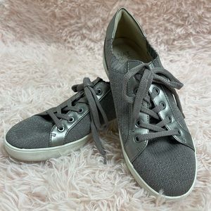 Naturalizer Morrison 5 sneaker size 9 gray fog silver metallic glitter sneakers